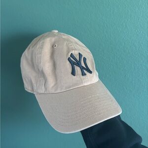 New York Yankees 47 brand tan and navy hat
Adjustable strap
Like new condition!